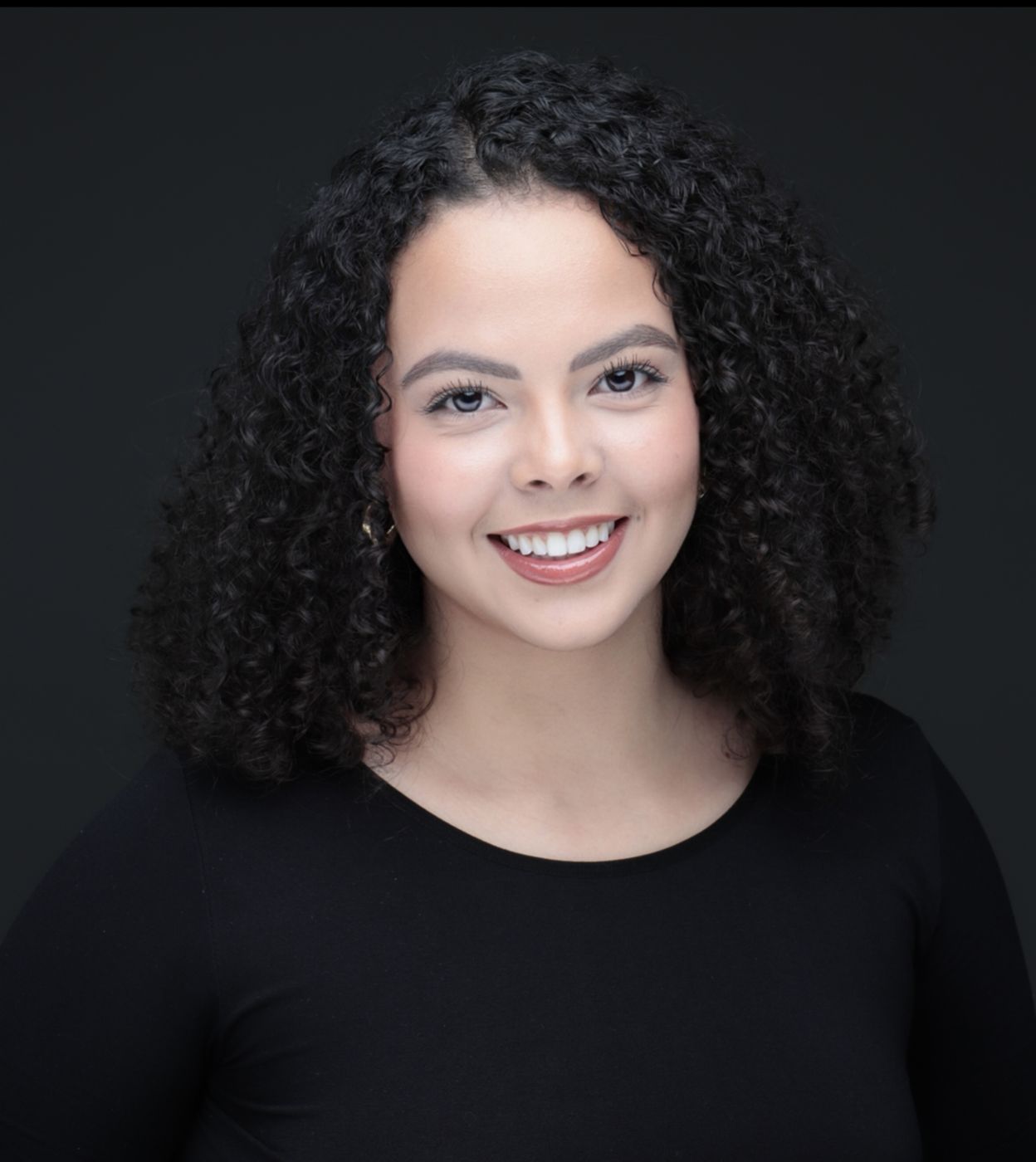 Portrait of Hannah, artist behind MAPP'D BROWS